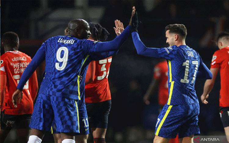 Gelandang Chelsea Saul Niguez (kanan) merayakan keberhasilannya mencetak gol bersama Romelu Lukaku pada laga melawan Luton Town pada babak kelima Piala FA yang berakhir dengan skor 3-2 untuk kemenangan The Blues di Stadion Kenilworth Road, Luton, Inggris, Rabu (2/3/2022).(ANTARA/REUTERS/MATTHEW CHILDS)