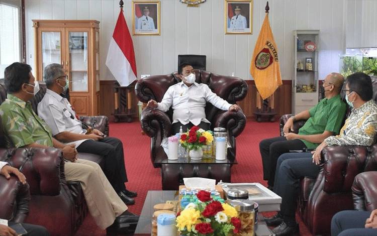 Foto IST: Wakil Gubernur Kalimantan Tengah (Kalteng), Edy Pratowo bersama BPKP Perwakilan Kalteng.