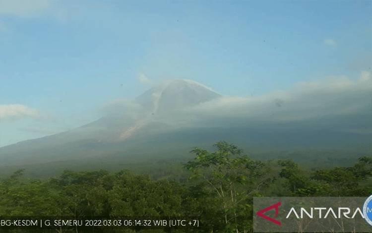 Gunung Semeru terpantau dari Pos Pengamatan Gunung Semeru di Gunung Sawur pada Kamis (3/3/2022) pagi. (ANTARA/HO-PVMBG)