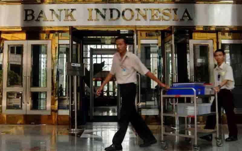 Dokumentasi - Dua orang pekerja mendorong troli di Bank Indonesia, Jakarta. (foto : ANTARA/Puspa Perwitasari)
