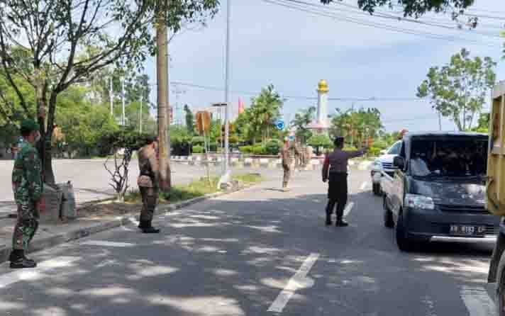 Petugas gabungan melaksanakan operasi yustisi covid-19 di Kotawaringin Barat.