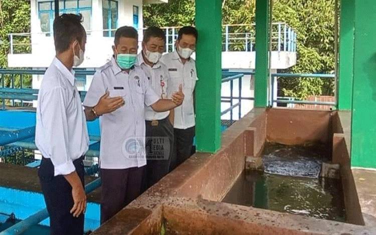 Wakil Bupati Rejikinnor didampingi Sekda Hermon saat meninjau fasilitas pengolahan air bersih perusda Danum Pambolum.