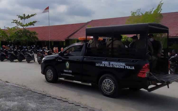 Petugas Satpol PP hadir saat vaksinasi di salah satu sekolah di Sampit, Kotawaringin Timur.