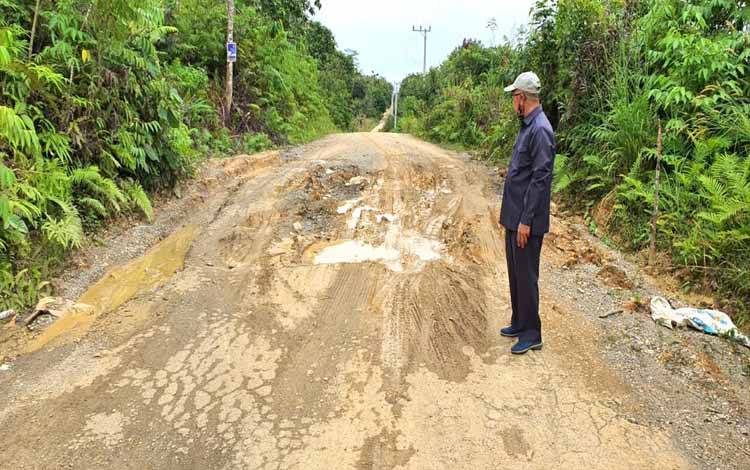 Anggota DPRD Barito Utara, Abri saat melihat salah satu jalan yang mengalami kerusakan