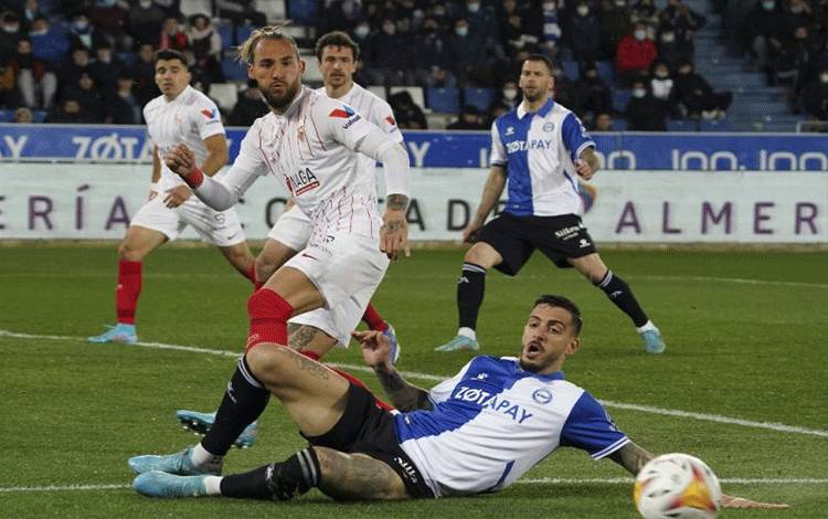 Gelandang Sevilla asal Serbia Nemanja Gudelj berebut bola dengan striker Alaves Joselu dalam pertandingan Liga Spanyol antara Deportivo Alaves dan Sevilla FC di Stadion Mendizorroza di Vitoria pada 4 Maret 2022. ANTARA/AFP