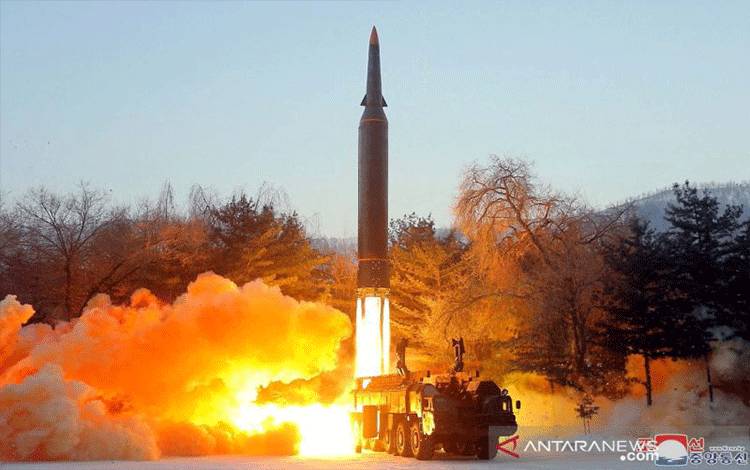 Arsip - Suasana kegiatan yang dilaporkan Kantor Berita Sentral Korea Utara (KCNA) sebagai uji coba penembakan rudal hipersonik di lokasi yang dirahasiakan di Korea Utara (5/1/2022)