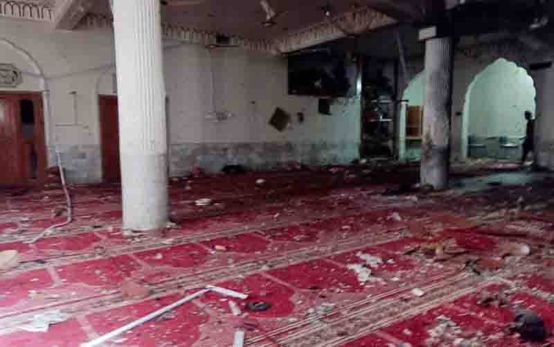 Suasana setelah ledakan bom di dalam masjid saat salat Jumat di Peshawar, Pakistan, 4 Maret 2022. (foto : ANTARA/Reuters/Fayaz Aziz/as)