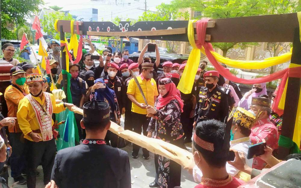 Wakil Bupati, Kotawaringin Timur, Irawati melaksanakan potong pantan sebelum menghadiri pelantikan pengurus Batamad Kotim periode 2022-2027, Sabtu, 5 Maret 2022.