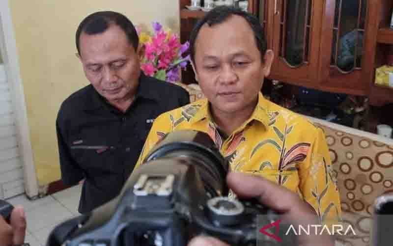 Ketua DPD Golkar Jawa Timur, M Sarmuji saat memberikan keterangan ke pada wartawan di Surabaya, Sabtu (5/3/2022). (foto : ANTARA/Fiqih Arfani)