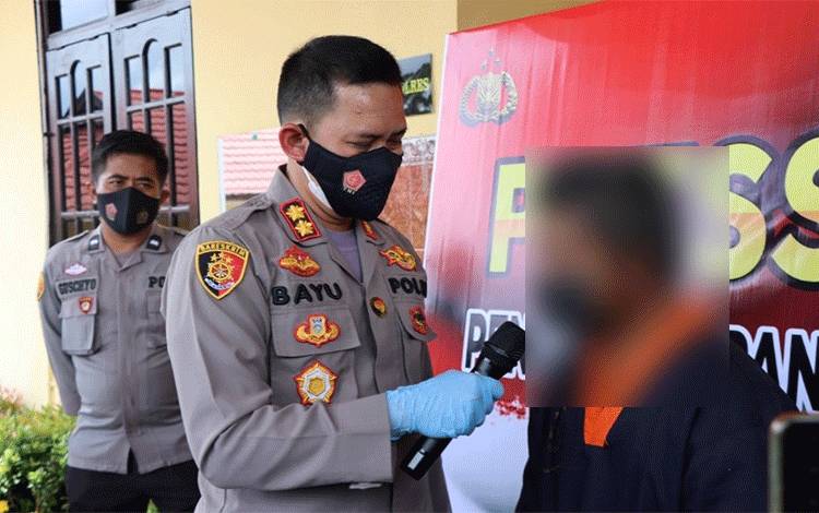 Kapolres Kobar AKBP Bayu Wicaksonosaat mengintrogasi pelaku pencabulan berusia 50 tahun.