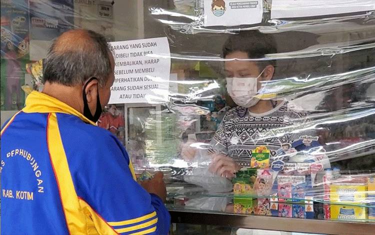 Warga membeli obat di salah satu apotek di Sampit Kotawaringin Timur.