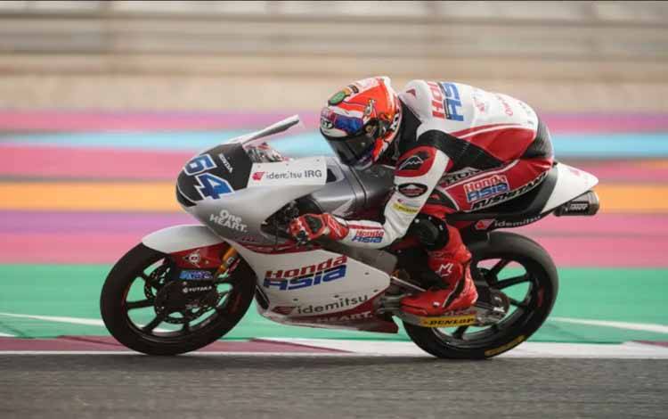 Pebalap tim Honda Team Asia Mario Suryo Aji menjalani Grand Prix Moto3 di Sirkuit Losail, Qatar, Minggu (6/3/2022)