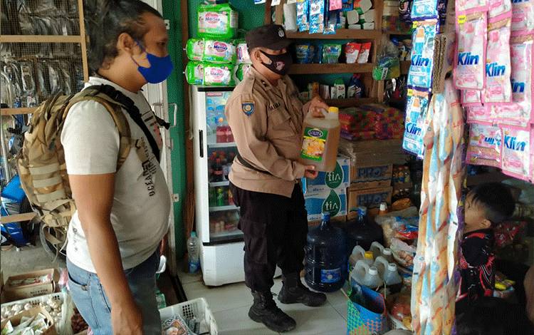 Personel Polsek Kapuas Murung saat lakukan pengecekan minyak goreng di toko pasar Palingkau Lama.
