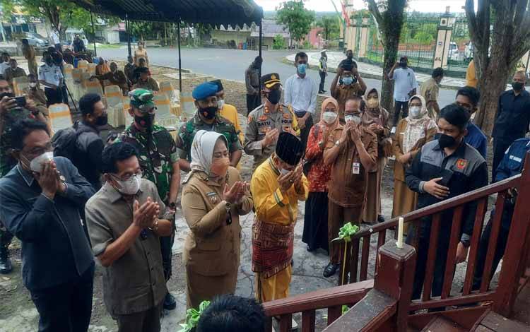 Bupati Kobar Nurhidayah meresmikan rumah Sultan Kesultanan Kutaringin