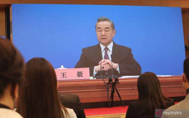 Anggota Dewan Negara merangkap Menteri Luar Negeri China Wang Yi menjawab pertanyaan awak media lokal dan asing lewat panggila video di sela-sela Sidang Parlemen Dua Sesi (Lianghui) di Beijing, Senin (7/3/2022)