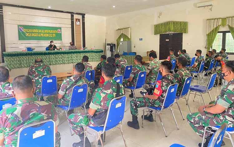 Penyuluhan narkoba dan lalu lintas untuk anggota TNI di aula Dinas Pertanian dan Ketahanan Pangan Barito Timur