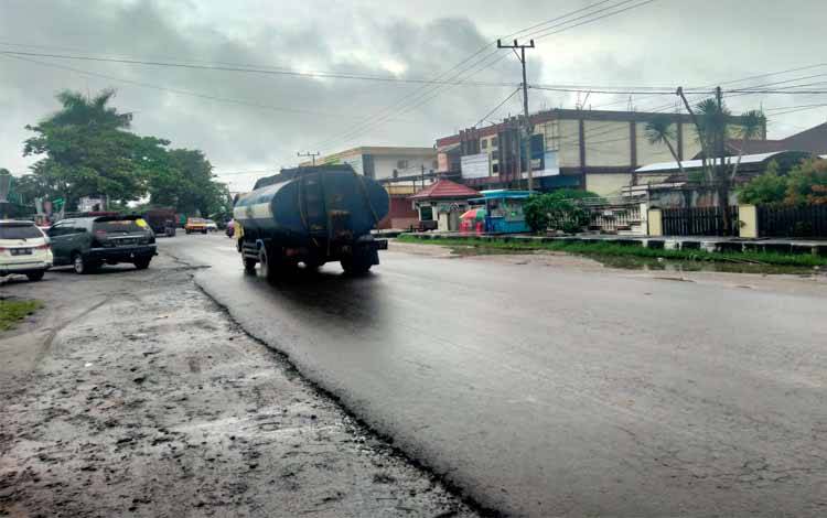 Aktivitas kendaraan truk di dalam Kota Sampit
