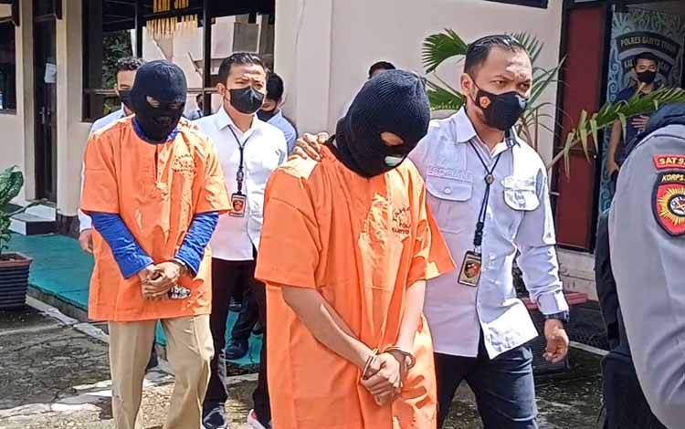 Tersangka JP (baju kuning belakang), dihadirkan saat press conference di Polres Barito Timur