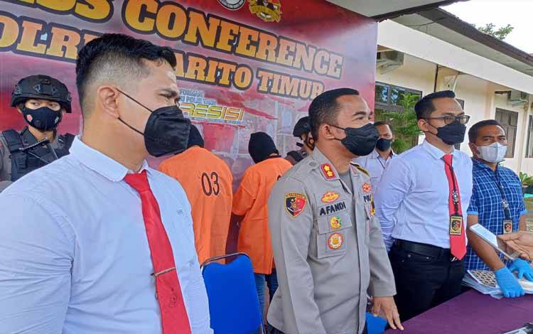 Kapolres Barito Timur AKBP Afandi Eka Putra memberikan penjelasan kepada wartawan saat press conference pengungkapan beberapa kasus