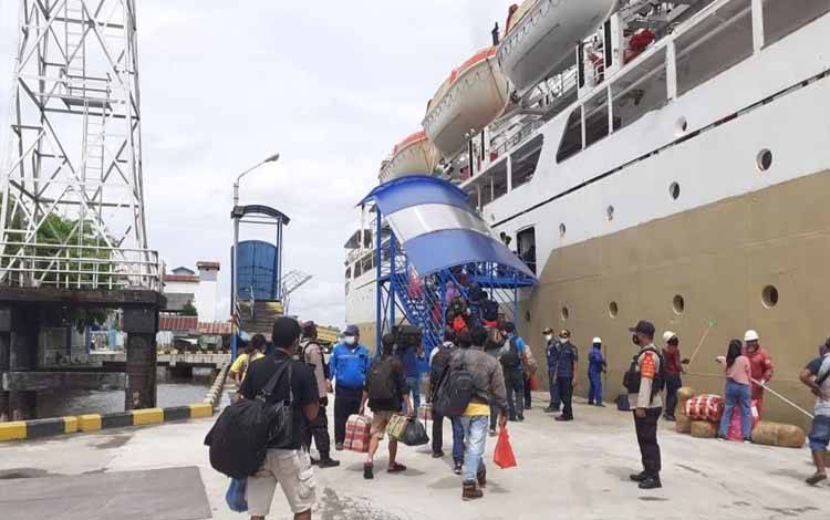 Saat petugas KP3 Kumai, melakukan pengamanan calon penumpang kapal di Pelabuhan Panglima Utar Kumai