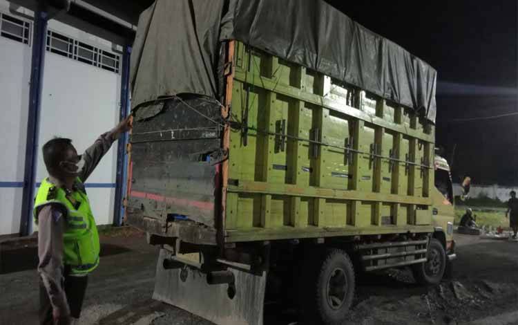 Personel Satlantas Polres saat mengecek truk cegah bermuatan ODOL di wilayah Kecamatan Kapuas Timur