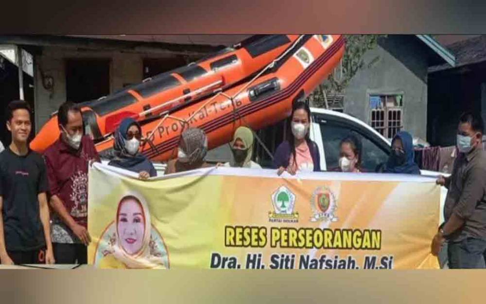 Anggota DPRD Kalteng, Siti Nafsiah menyerahkan bantuan perahu karet kepada warga di Kelurahan Kurun saat reses. (poto: istimewa)