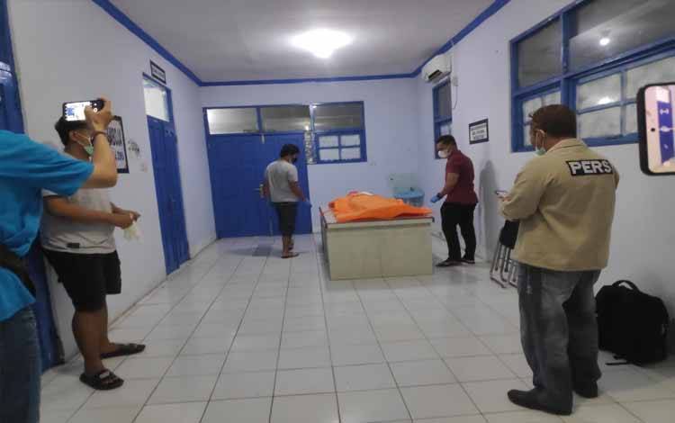 Korban sedang divisum di kamar mayat RSUD Jaraga Sasameh Buntok