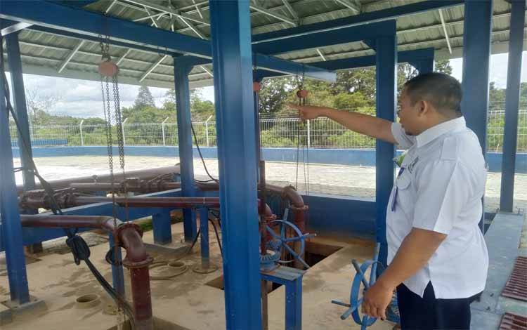Direktur PDAM Kabupaten Katingan, Adiansyah menunjukkan tempat pengolahan air 