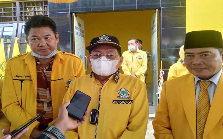 Nanang Suriansyah (kanan) dan Maspek J Garang mengapit Ketua DPD Partai Golkar Kalteng HM Ruslan AS saat peresmian Kantor DPD Golkar Katingan