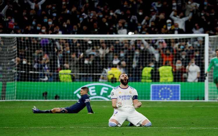 Pemain Real Madrid Karim Benzema setelah menciptakan gol ke gawang Paris Saint Germain dalam pertandingan leg kedua 16 besar Liga Champions di Santiago Bernabeu, Madrid, Spanyo, Rabu 9 Maret 2022