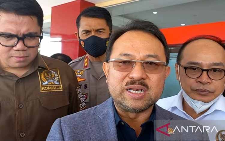 Wakil Ketua Komisi III DPR RI Pangeran Khairul Saleh saat memberikan keterangan kepada media di Mapolda Sulteng, Jumat 18/02/2022
