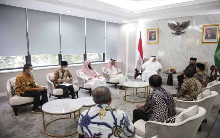 Menteri Agama Yaqut Cholil Qoumas beserta jajaran saat menerima audiensi Duta Besar Kerajaan Arab Saudi untuk Indonesia Syekh Essam bin Abed Al-Taqafi di Jakarta, Kamis (10/3/2022)