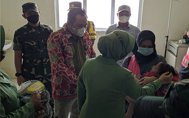 Dandim 1015 Sampit Letkol Inf Abdul Hamid bersama istri saat melihat kondisi anak yang sudah melakukan operasi bibir sumbing.