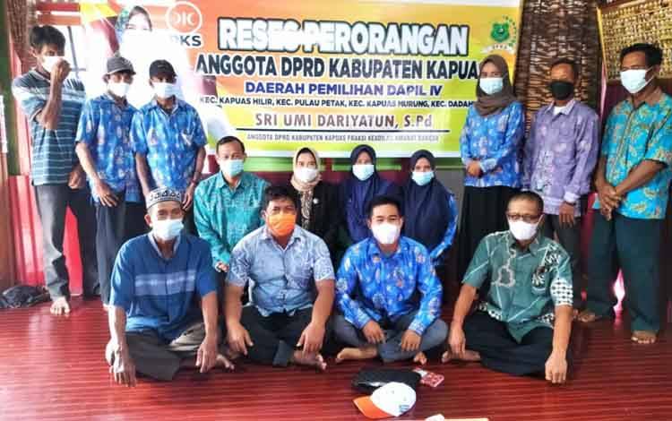 Anggota DPRD Kapuas, Sri Umi Daryatun bersama warga saat reses di Desa Talekung Punai, Kecamatan Kapuas Murung.