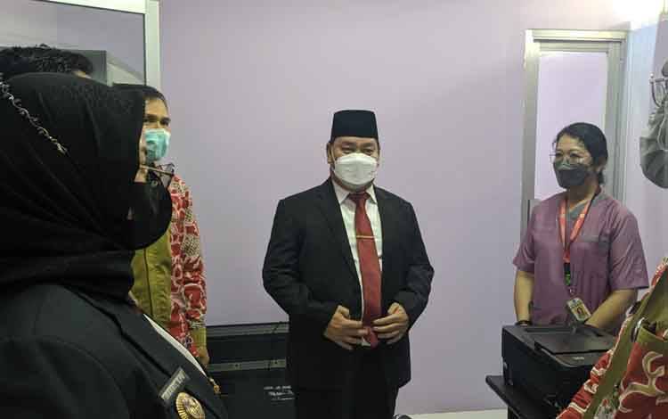 Bupati Kotim Halikinnor saat melihat ruangan kemoterapi RSUD dr Murjani Sampit