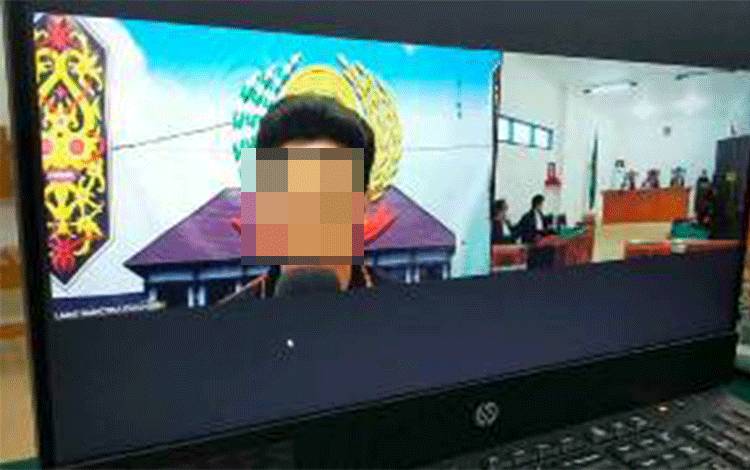 Terdakwa saat menjalani sidang putusan secara virtual di PN Palangka Raya 