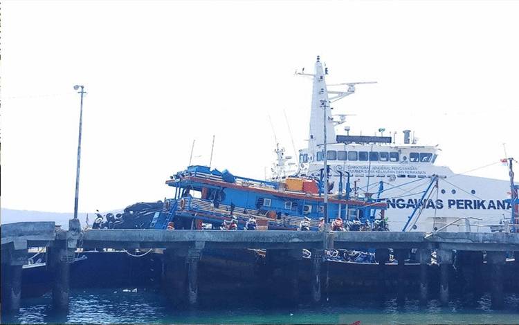 Ilustrasi: Kapal Motor Nelayan (KMN) Azzam 82 asal Banyuwangi, Jawa Timur, yang diamankan di Pelabuhan Perikanan Tenau, Kota Kupang, akibat dugaan pelanggaran area penangkapan ikan di Laut Timor. (Antara foto/Aloysius Lewokeda)