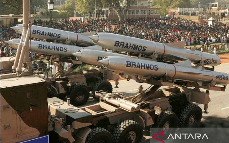 Arsip - Rudal jelajah supersonik Brahmos milik India dipasang di atas truk saat gladi bersih parade Hari Republik di New Delhi, India, 23 Januari 2006. (ANTARA/Reuters/as)