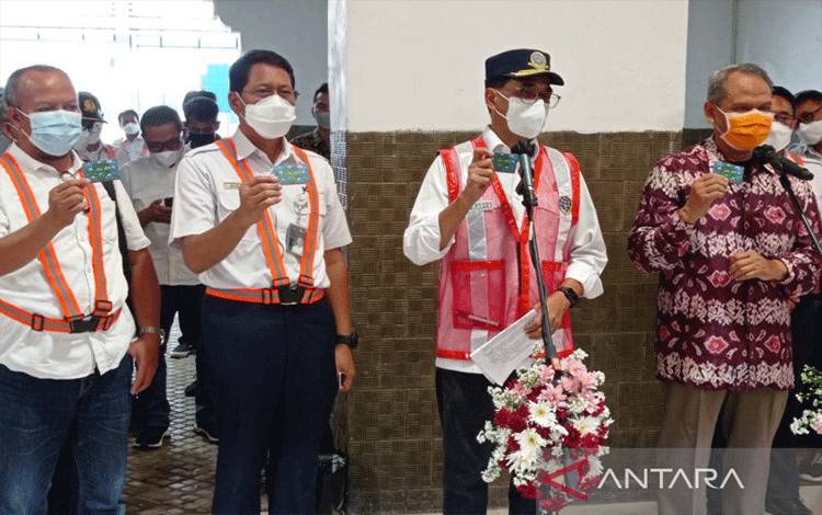 Menteri Perhubungan Budi Karya Sumadi (dua dari kanan) menunjukkan Kartu Multi Trip di Stasiun Solobalapan Surakarta, Sabtu (12/3/2022). ANTARA/Aris Wasita