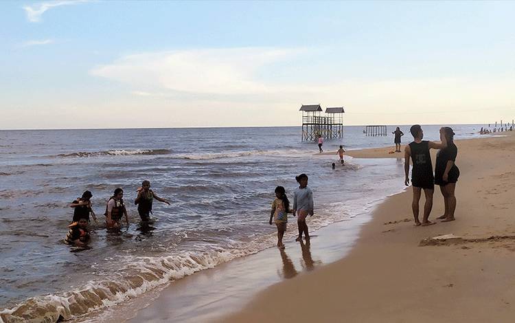 Suasana Pantai Ujung Pandaran, ramai dikunjungi wisatawan, Sabtu sore, 12 Maret 2022.