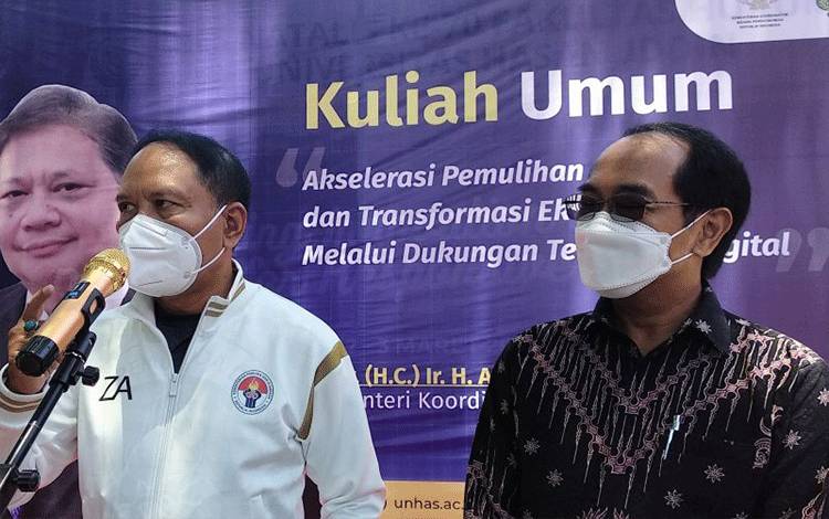Menpora Zainuddin Amali bersama Rektor Unhas terpilih Prof Jamaluddin Jompa memberikan keterangan pers di Fakultas Hukum Unhas Makassar, Sabtu,(12/3/2022).ANTARA/Abd Kadir
