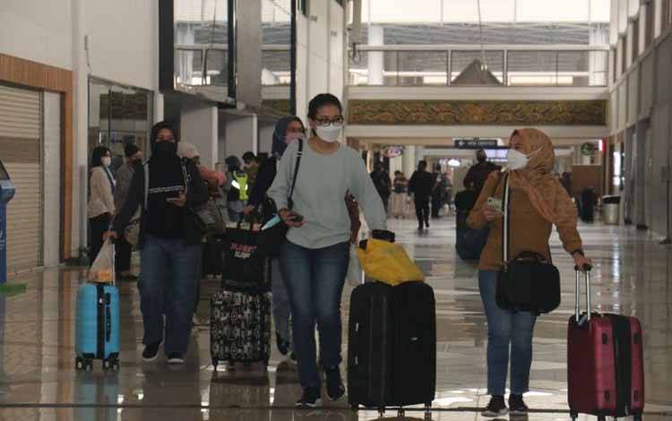 Calon penumpang di Bandara Internasional Juanda Surabaya
