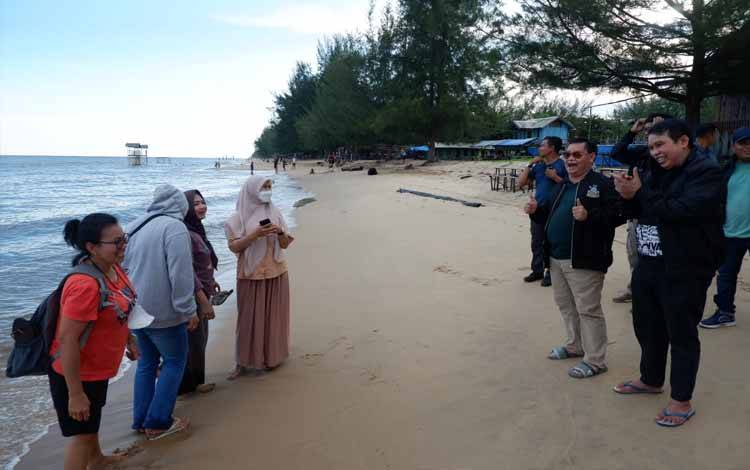 Bupati Kotim, Halikinnor menyapa wisatawan yang berekreasi di Pantai Ujung Pandaran, Sabtu sore, 12 Maret 2022