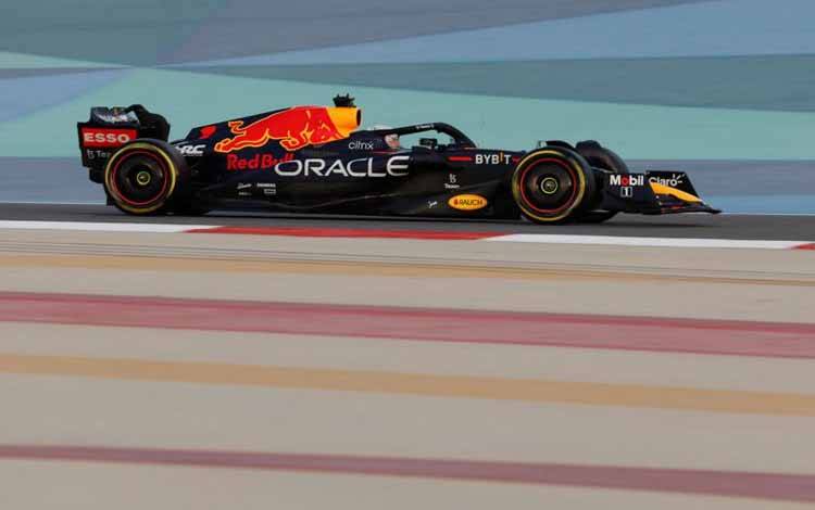 Pebalap tim Red Bull Max Verstappen menjalani sesi tes pramusim Formula 1 di Sirkuit Internasional Bahrain, Sakhir. Sabtu (12/3/2022)