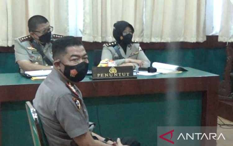 Tersangka M (tengah), pelaku terduga rudapaksa anak di bawah umur saat mengikuti sidang profesi Kode Etik Polri dengan agenda Pemberhentian Dengan Tidak Hormat (PDTH) di Mapolda Sulawesi Selatan, di Makassar, Jumat (11/3/2022)