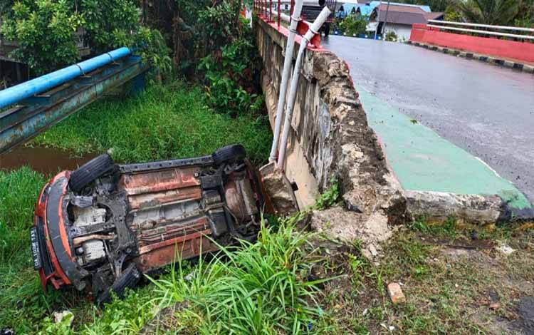 Kondisi mobil kecelakaan tunggal di jembatan kembar Jalan Trans Kalimantan Km 4 Desa Lunuk Ramba, Kecamatan Basarang, Kabupaten Kapuas, Rabu 13 Maret 2022