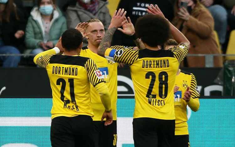 Pemain Borussia Dortmund Marius Wolf merayakan golnya bersama rekan-rekan satu tim yang membuat Dortmund mengalahkan Arminia Bielefeld dalam pertandingan liga di Signal Iduna Park, Dortmund, Jerman, Minggu 13 Maret 2022