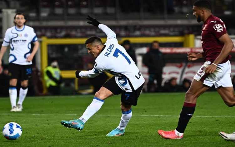 Striker Inter Milan Alexis Sanchez melepaskan tendangan yang menyamakan kedudukan melawan Torino dalam pertandingan Serie A Italia di Stadion Olimpiade, Turin, Minggu 13 Maret 2022