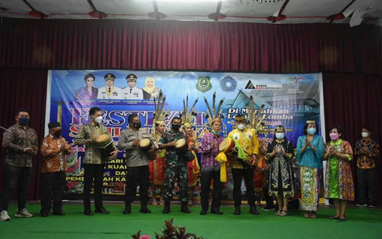 Suasana saat Wakil Bupati Kapuas, HM Nafiah Ibnor membuka festival budaya tingang menteng panunjung tarung, bertempat di Gedung Gandang Garantung.