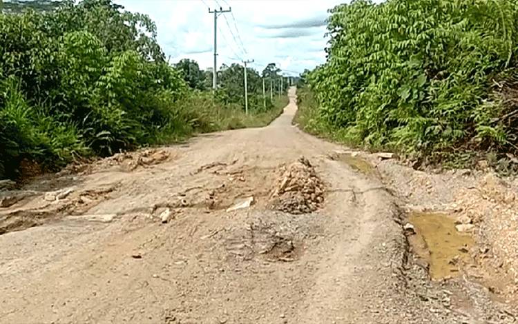 Kerusakan jalan Desa Sei Rahayu menuju - Baringin Raya, Kecamatan Teweh Tengah.